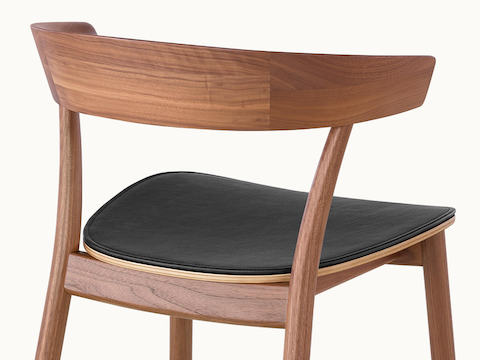 利维侧座椅带黑皮安全板和介质木框,从背面浏览