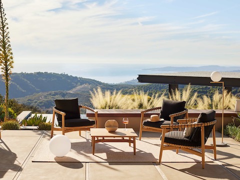 跨道休息室椅子和广场咖啡桌环境俯视高山洋景