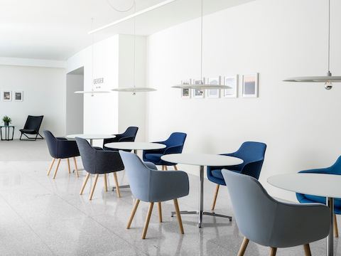 非正式会议空间赛巴偶发餐桌赛巴边椅装配成各种蓝窗