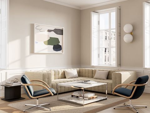 协作空间有各种座椅和表,包括嵌布中Tuxedo构件休息室沙发和Tuxedo构件咖啡表
