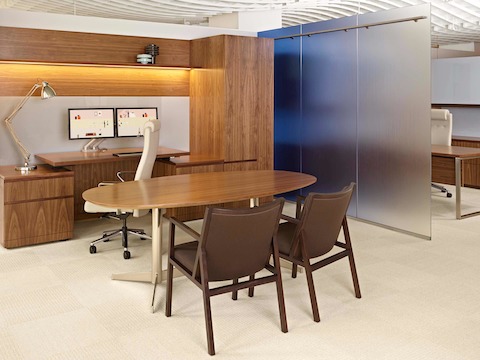半私有办公楼,配有两张棕色记事椅,Oval办公桌和Casegoods