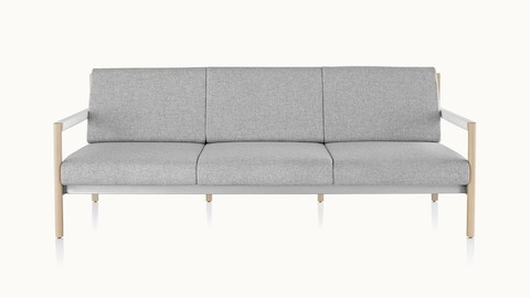 Brabo沙发上浅灰色装饰白皮臂、金属口音和浅木框从前端浏览