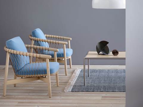 双交叉聊天椅轻蓝布和轻木框,贴在矩形全圆咖啡桌旁