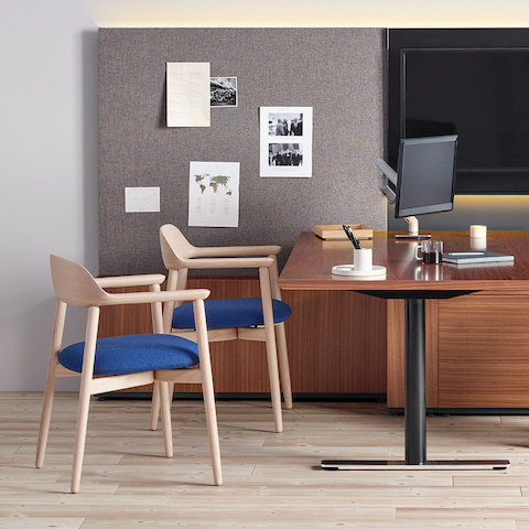私有办公楼配有半岛办公桌和两张交接侧座椅并配有蓝座椅和木框