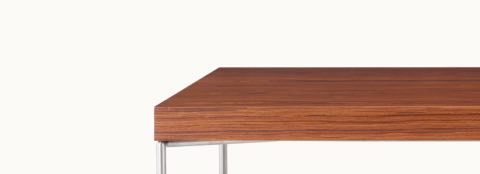 多米诺办公桌配木顶和金属基