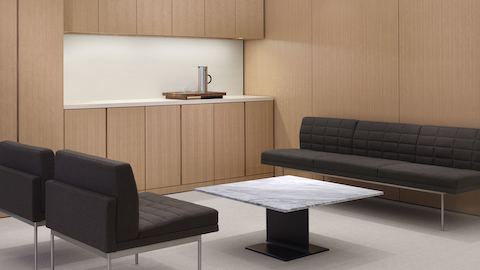 执行休息室,灰色Tuxedo组件套接层和方格I波音咖啡表加黑阶和大理石顶