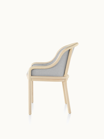 Landmark侧椅侧角视图,带浅灰法式装饰物、轻木框和低臂