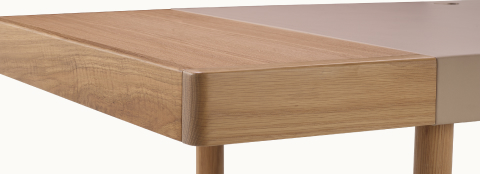 皮缝贴近视图Oak和香槟皮革办公桌显示皮革、Solid Wood和Veneer无缝混合