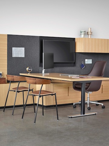 188金宝搏教程执行办公室由Geiger RhythmCasegoods组成,一个半岛办公桌,一个棕色赛巴办公椅和两张利维侧座椅