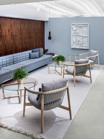 由三轮环洞偶发表组成的一个休息室、浅蓝Tuxedo经典休息室seating sofa和三轮浅灰色交叉座椅