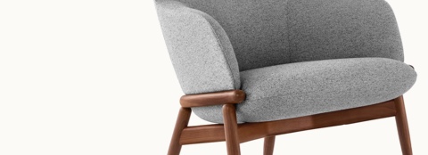 偏角透视Reframe休息椅中间部分,带浅灰套装和带中端木框
